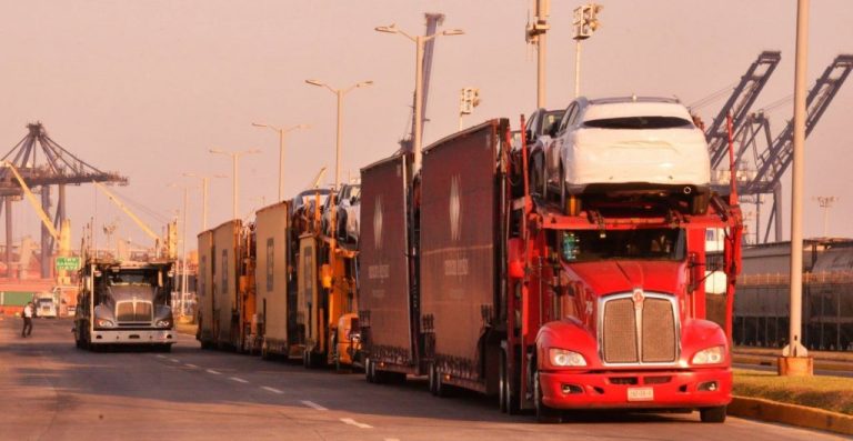 «El plan de Trump para frenar la venta de autos mexicanos: ¿Fin del libre comercio? 🚘⚠️»