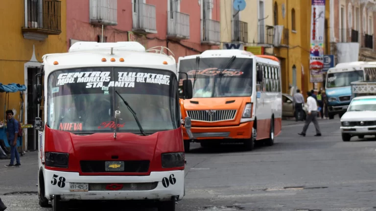 «Transportistas en Puebla: ¿Aumento Necesario o Golpe al Bolsillo?»🚍💸