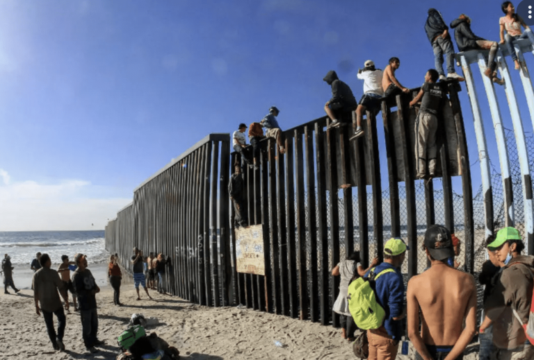 Trump y Abbott sellan alianza para las deportaciones masivas de migrantes en EE. UU.
