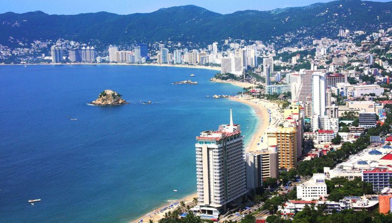 🌴💼 Sheinbaum y Empresarios Presentan Plan para Recuperar el Turismo en Acapulco 🏖️