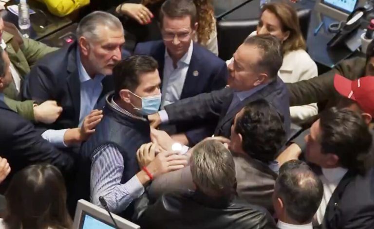 Conato de bronca en el Senado: Adán Augusto y Mario Vázquez protagonizan enfrentamiento físico