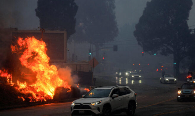 El Número de Víctimas por Incendios en Los Ángeles Aumenta a Siete Mientras los Fuegos Continúan Devastando la Ciudad