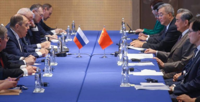 Rusia y China refuerzan su cooperación estratégica durante la reunión de los BRICS en Brasil
