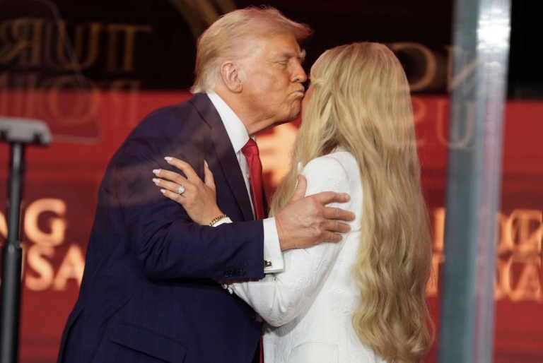 Trump encabeza multitudinario homenaje a Charlie Kirk en Arizona y lo declara “mártir de la libertad”