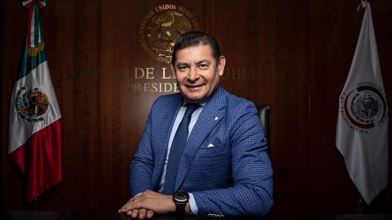 Viaje secreto de Armenta a Nueva York desata tensiones en Puebla y en Palacio Nacional