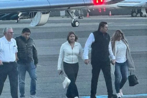Armenta viaja a Estados Unidos en avión privado para acompañar a un familiar