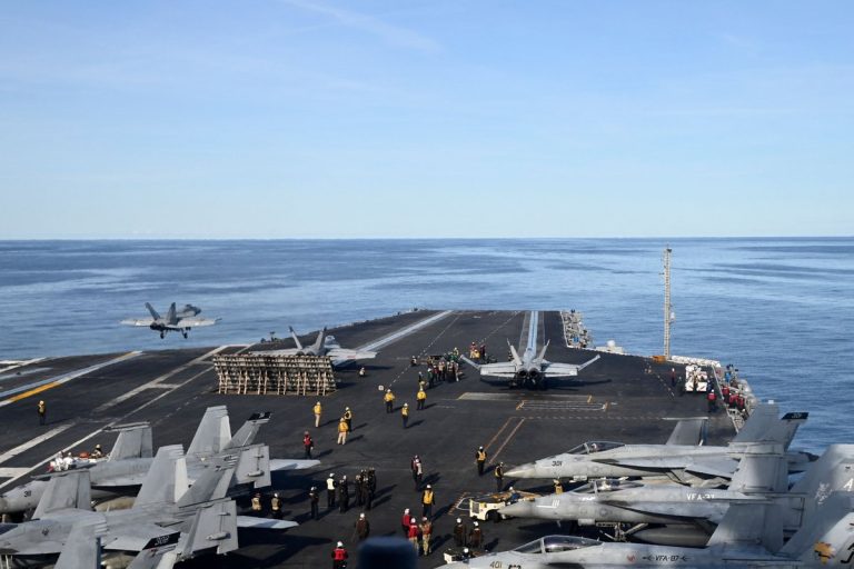 Estados Unidos despliega portaviones en Sudamérica en nueva ofensiva militar
