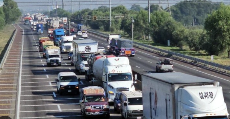 Bloqueos carreteros provocan caos vial en el Estado de México desde temprana hora