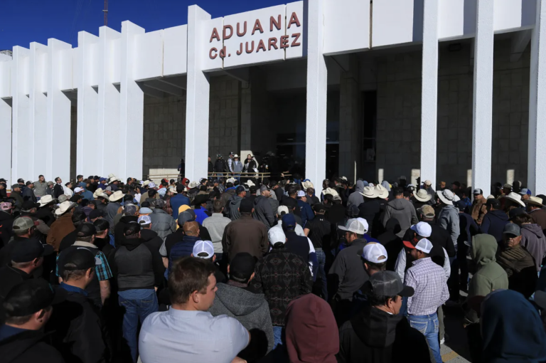 Productores bloquean aduanas y cruces internacionales en Chihuahua