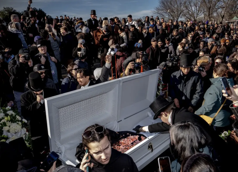 Realizan funeral simbólico por la descontinuación del centavo de dólar en Washington