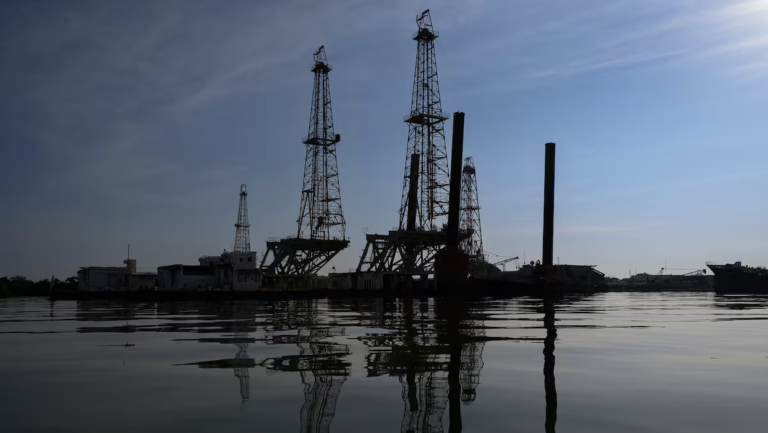 La tensión entre EE. UU. y Venezuela amenaza con frenar el alivio en los precios del petróleo