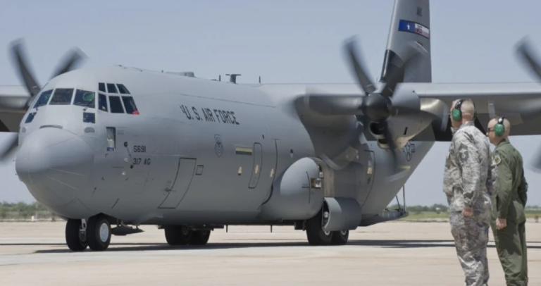 Avión militar de Estados Unidos aterriza en Toluca; Gobierno mexicano confirma vuelo autorizado