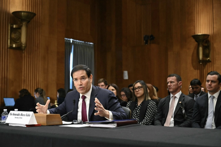 Trump amenaza con aranceles a países que suministren petróleo a Cuba