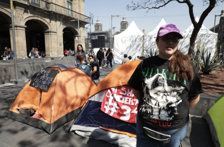 Fans acampan en el Zócalo para asegurar lugar en concierto de Shakira; habrá ley seca este domingo