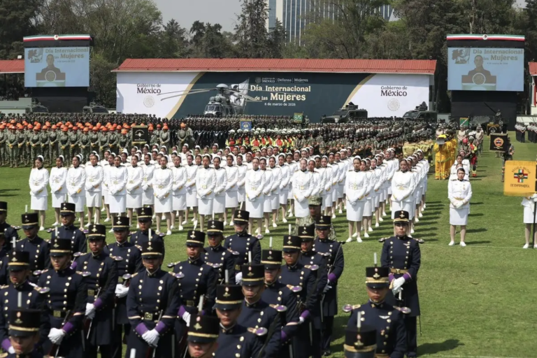 Sheinbaum reconoce a mujeres de las Fuerzas Armadas en el marco del 8M
