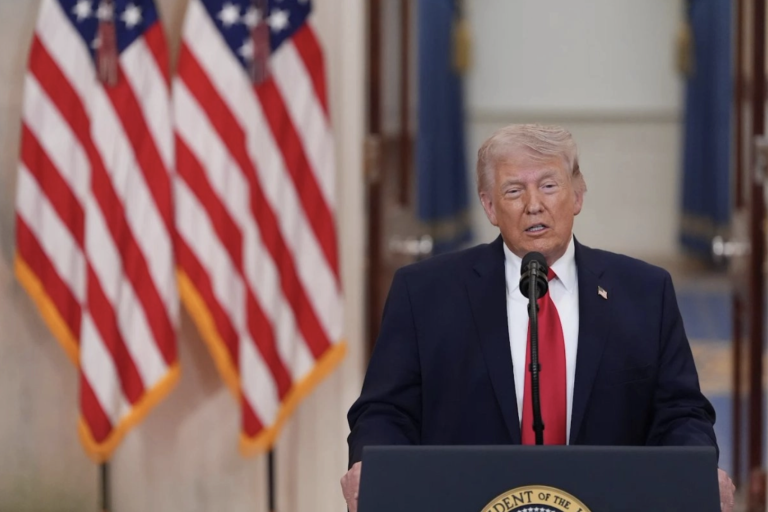 Trump defiende guerra en Irán, pero deja dudas sobre su desenlace