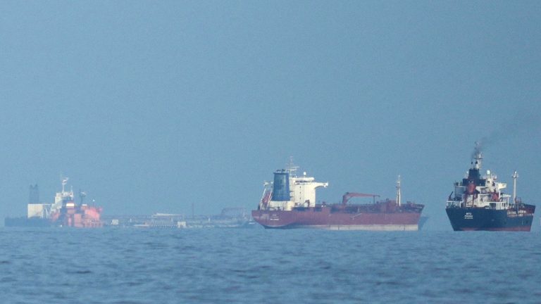 Irán abre el estrecho de Ormuz en medio de frágil tregua con Estados Unidos