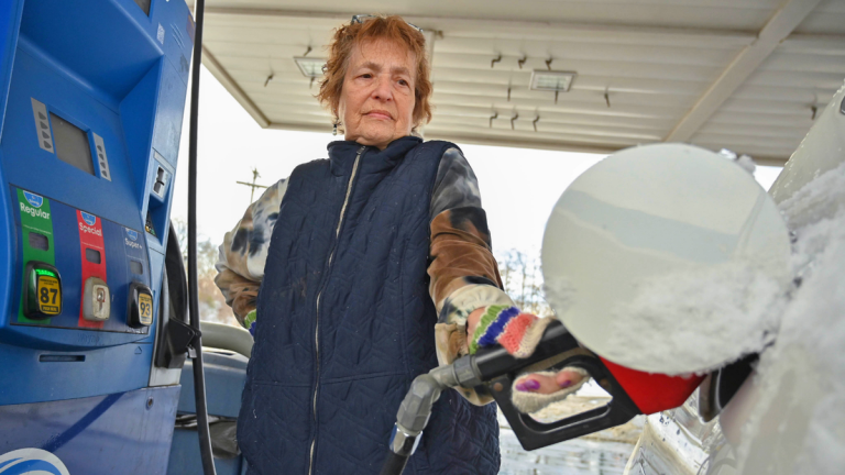 Gasolina golpea a republicanos rumbo a elecciones; demócratas revierten narrativa